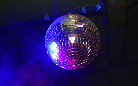 Bola espejada de un boliche bailable