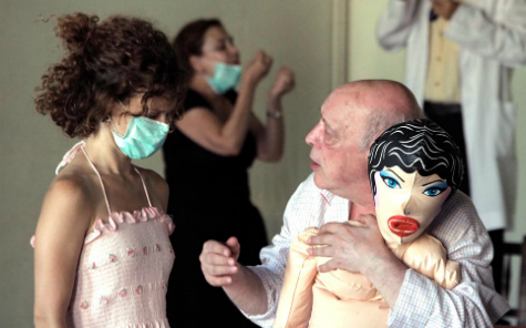 El rey, las reinas, el médico y ella