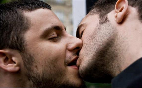Beso entre hombres
