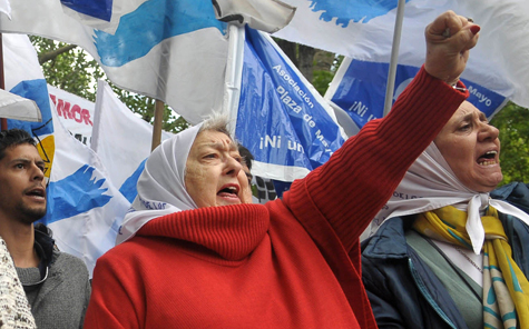 Hebe de Bonafini puño en alto
