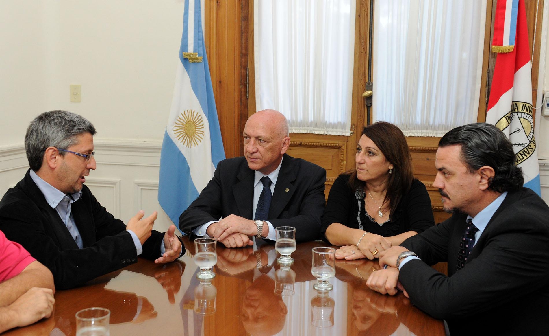 Lascano con Bonfatti y Fein en sede de gobierno.